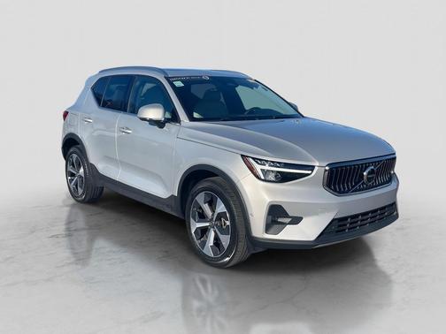 2023 Volvo XC40 B5 Plus Bright Theme