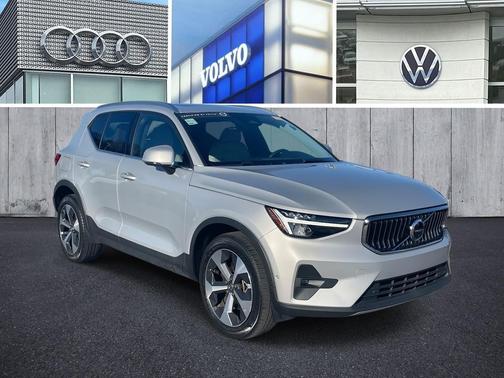 2023 Volvo XC40 B5 Plus Bright Theme