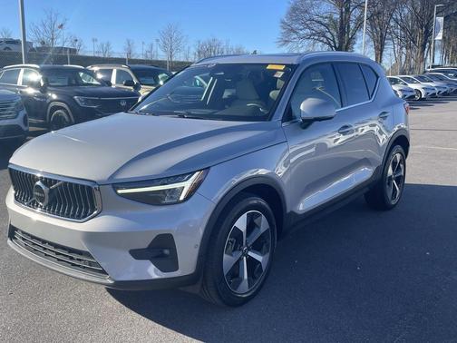 2023 Volvo XC40 B5 Plus Bright Theme