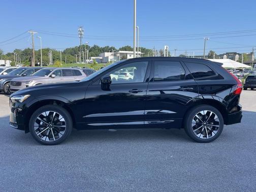 Onyx Black Metallic 2026 Volvo XC60 B5 Plus