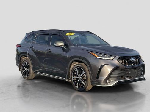 Magnetic Gray Metallic 2022 Toyota Highlander XSE