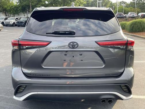 Magnetic Gray Metallic 2022 Toyota Highlander XSE
