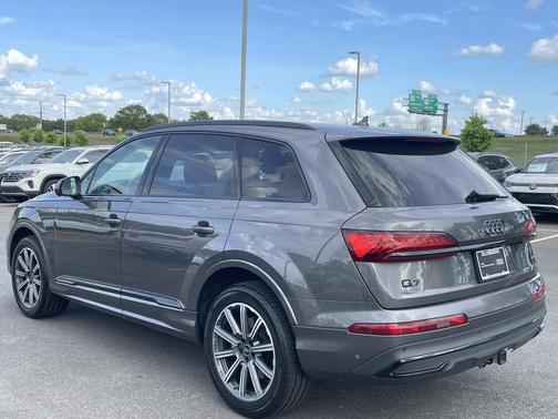 Samurai Gray Metallic 2023 Audi Q7 45 Premium Plus