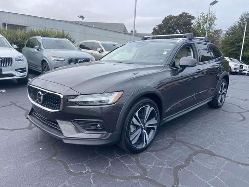 2023 Volvo V60 Cross Country B5 Plus