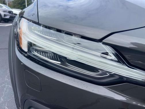 2023 Volvo V60 Cross Country B5 Plus