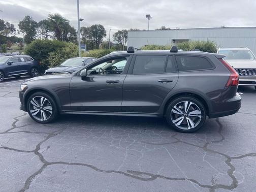 2023 Volvo V60 Cross Country B5 Plus