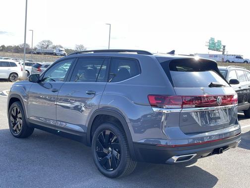 Pure Gray 2026 Volkswagen Atlas 2.0T SE w/Technology