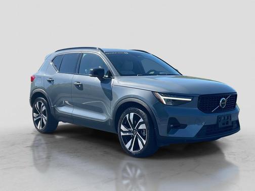 Thunder Grey Metallic 2023 Volvo XC40 B5 Plus Dark Theme