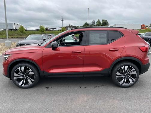 2025 Volvo XC40 B5 Ultra Dark Theme