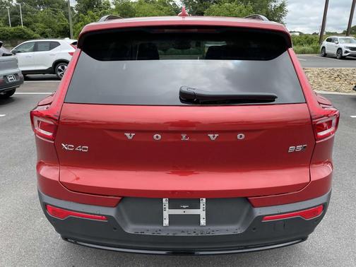 2025 Volvo XC40 B5 Ultra Dark Theme