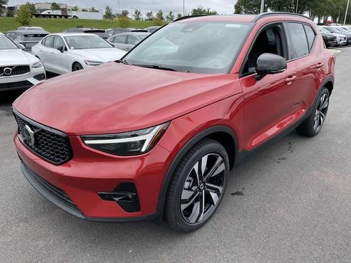 2025 Volvo XC40 B5 Ultra Dark Theme