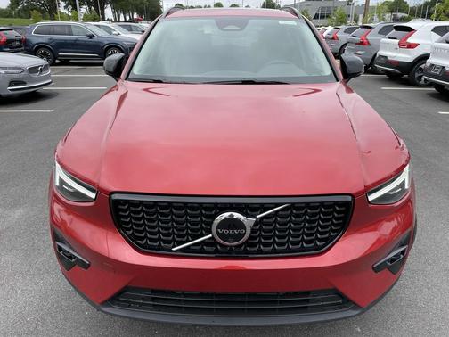 2025 Volvo XC40 B5 Ultra Dark Theme