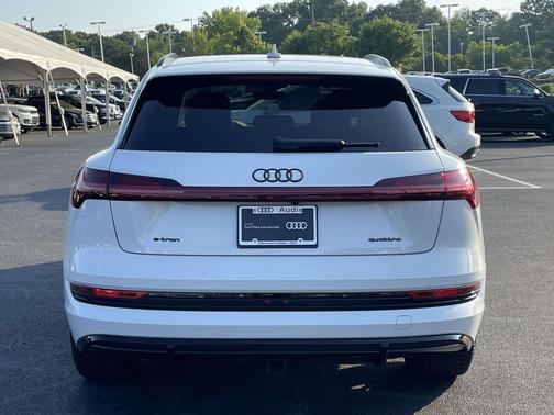 Glacier White Metallic 2023 Audi e-tron Premiumwe