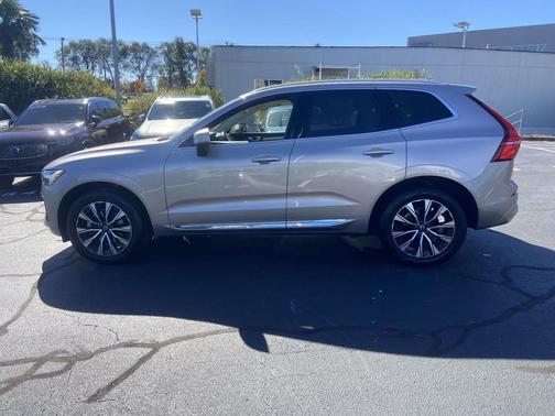 2023 Volvo XC60 B5 Plus Bright Theme