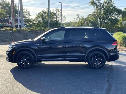Deep Black Pearl 2024 Volkswagen Tiguan 2.0T SE R-Line Black