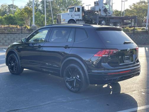 Deep Black Pearl 2024 Volkswagen Tiguan 2.0T SE R-Line Black