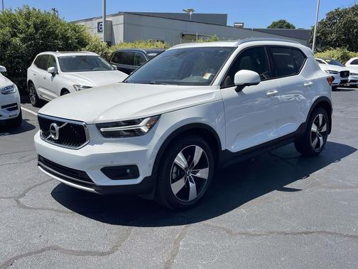 Ice White 2019 Volvo XC40 T5 Momentum