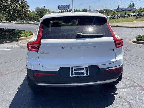 Ice White 2019 Volvo XC40 T5 Momentum