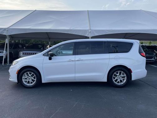 Bright White Clearcoat 2024 Chrysler Pacifica Touring L