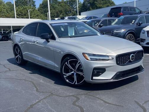 2024 Volvo S60 B5 Plus Dark Theme