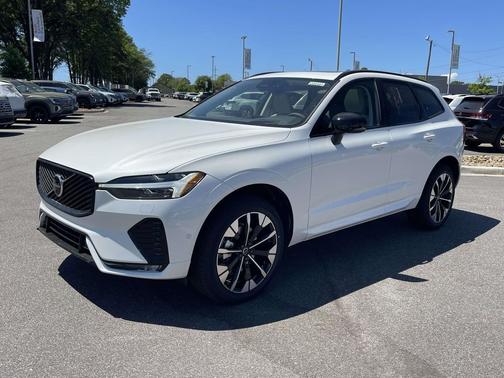 Crystal White Metallic 2026 Volvo XC60 B5 Ultra