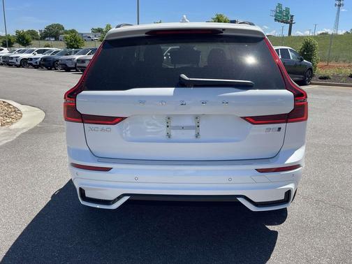 Crystal White Metallic 2026 Volvo XC60 B5 Ultra