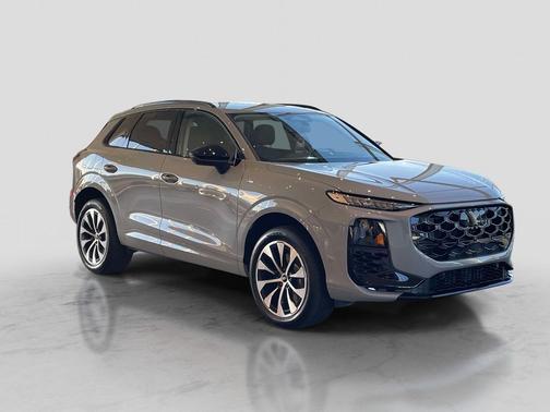 Arrow Gray Pearl Effect 2026 Audi Q3 TFSI quattro S tronic