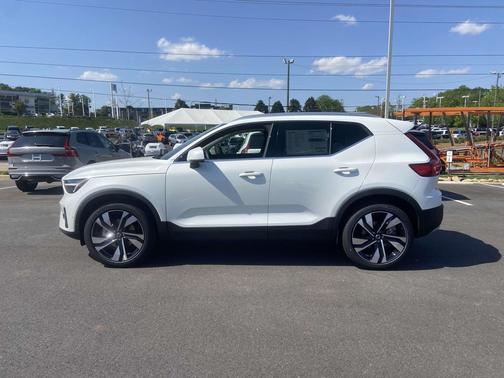 2025 Volvo XC40 B5 Ultra Bright Theme