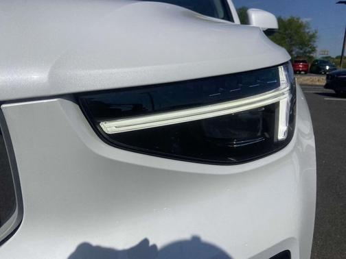 2025 Volvo XC40 B5 Ultra Bright Theme