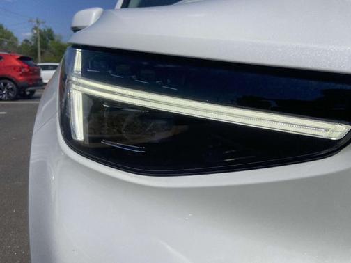 2025 Volvo XC40 B5 Ultra Bright Theme