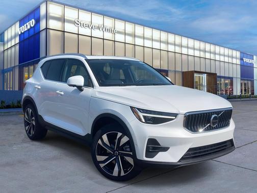 2025 Volvo XC40 B5 Ultra Bright Theme