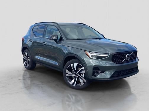 2026 Volvo XC40 B4 Plus