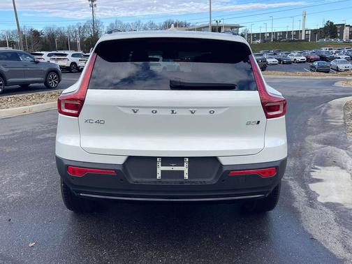 2026 Volvo XC40 Ultra, B5 AWD Gas (mild hybrid), Dark
