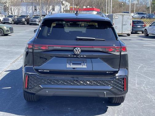 deep black pearl 2026 Volkswagen Tiguan 2.0T SEL R-Line 4MOTION