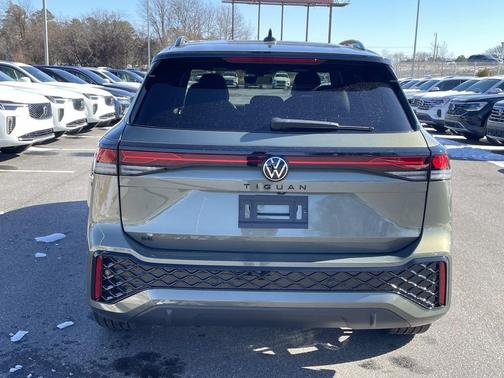 2026 Volkswagen Tiguan 2.0T SE R-Line Black