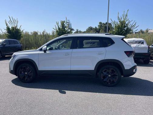 Pure White 2026 Volkswagen Taos SE