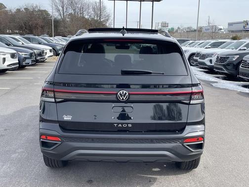 2026 Volkswagen Taos SE Black