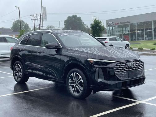 Mythos Black Metallic 2025 Audi Q5 Premium Plus TFSI quattro S tronic