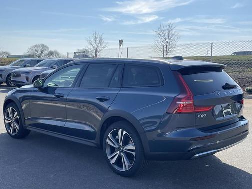 2026 Volvo V60 Cross Country Plus, B5 AWD Gas (mild hybrid)