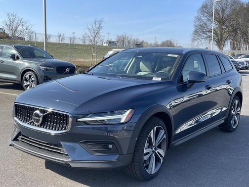 2026 Volvo V60 Cross Country Plus, B5 AWD Gas (mild hybrid)