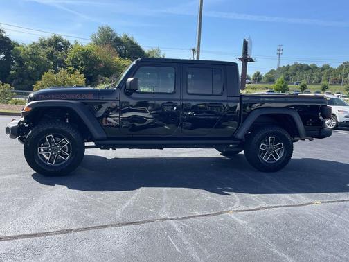 Black Clearcoat 2024 Jeep Gladiator Mojave