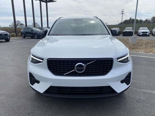 Crystal White 2026 Volvo XC40 Plus, B5 AWD Gas (mild hybrid), Dark