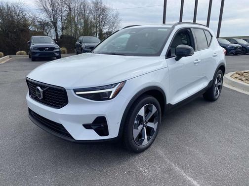 Crystal White 2026 Volvo XC40 Plus, B5 AWD Gas (mild hybrid), Dark