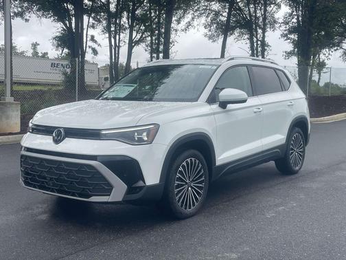 Pure White 2026 Volkswagen Taos SE
