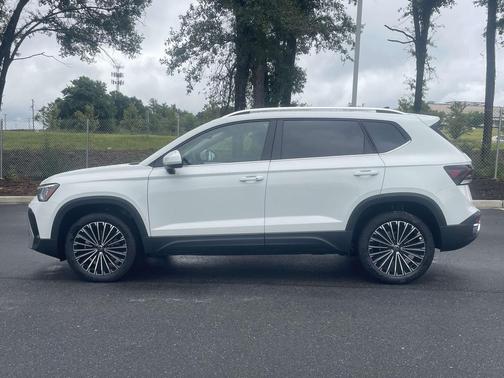 Pure White 2026 Volkswagen Taos SE