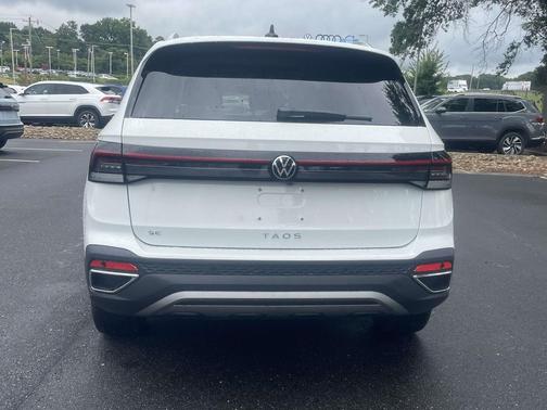 Pure White 2026 Volkswagen Taos SE