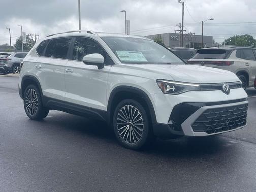 Pure White 2026 Volkswagen Taos SE