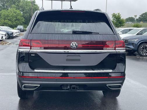 deep black pearl 2026 Volkswagen Atlas 2.0T SE w/Technology