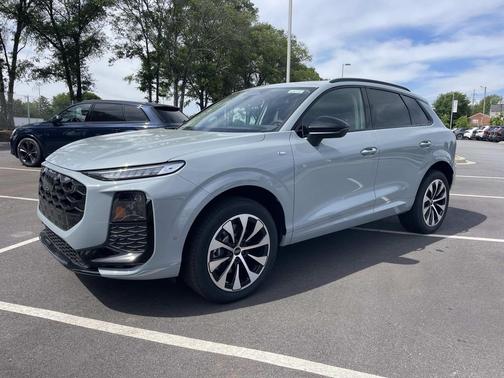 Arrow Gray Pearl Effect 2026 Audi Q3 TFSI quattro S tronic