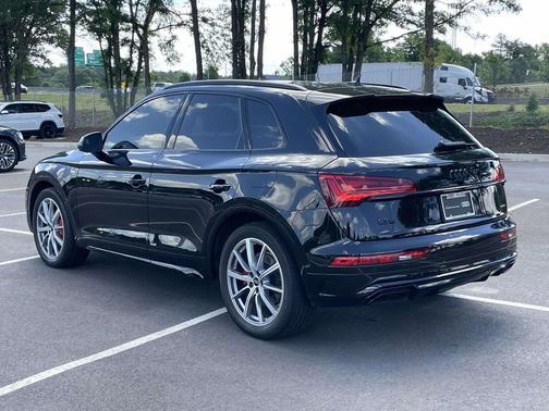 Mythos Black Metallic 2024 Audi Q5 e 55 S line Premium Plus